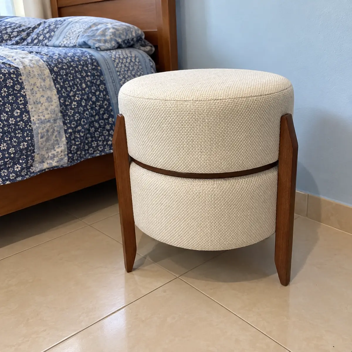 PUFF MULTIUSO 2 EM 1 — Linho bege (detalhe imbuia)